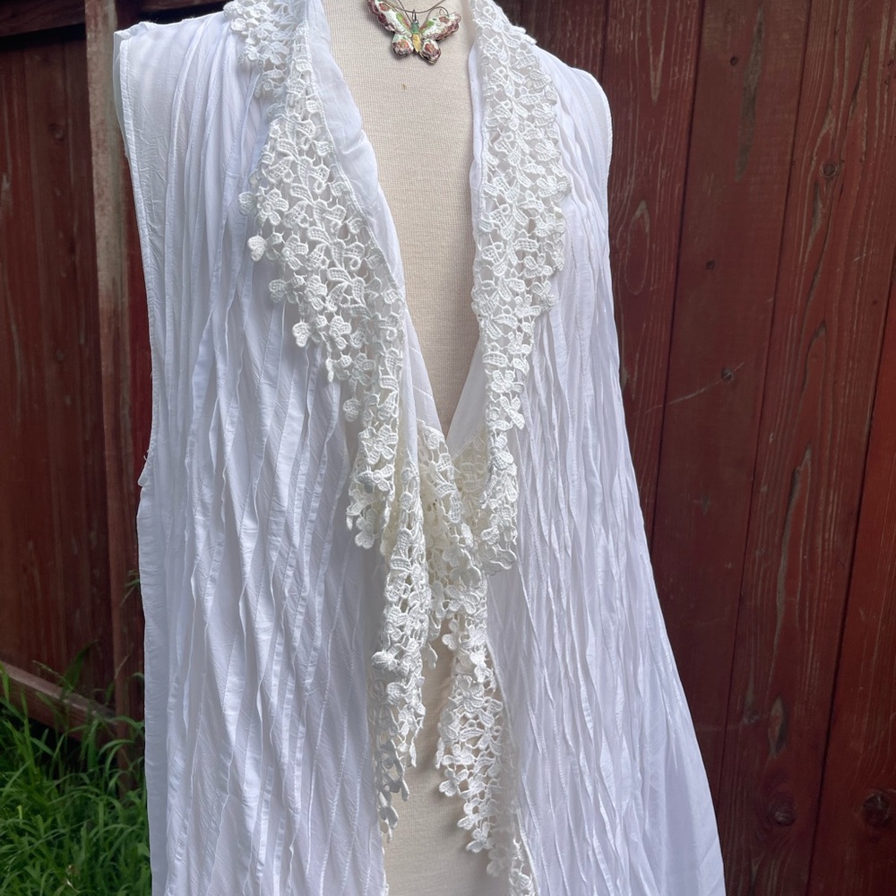 Vintage Johnny Was White Sleeveless tunic vest top with Lace Trim